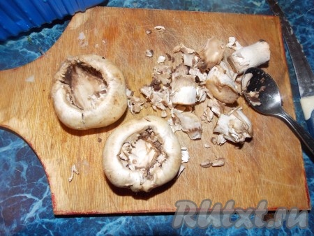 Шампиньоны промываем, затем вырезаем из них ножки.
