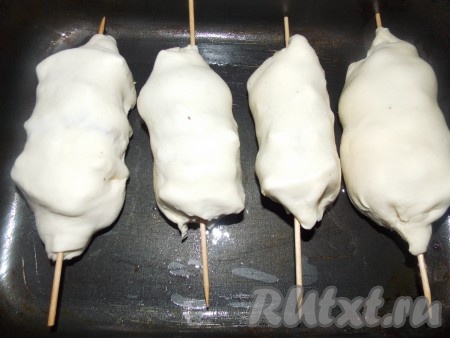 Затем обтягиваем нашу шпажку с грибами заранее размороженным тестом.
