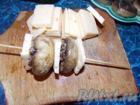 Затем берем шпажки &nbsp;и насаживаем&nbsp; сначала кусочек сыра, затем фаршированный шампиньон, затем опять кусочек сыра и гриб. У меня на шпажке получалось примерно по 3-4 шампиньона и 4-5 кусочков сыра.
