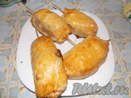 Выкладываем шпажки с шампиньонами на предварительно смазанный противень, затем смазываем тесто сверху яйцом и отправляем в духовку до готовности. У меня готовилось примерно 20-30 минут при температуре 200 градусов.
