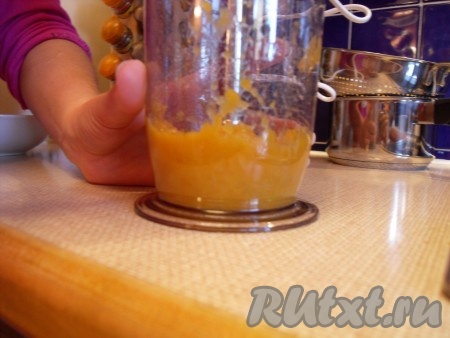 Приготовить из абрикосов пюре с помощью ручного блендера.