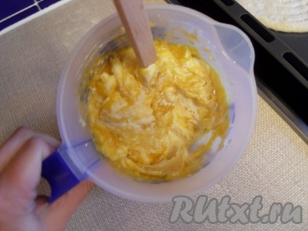 Взбить сливки с сахарной пудрой. Смешать взбитые сливки с абрикосовым пюре.