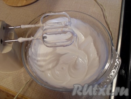 Взбить белки в большой чашке до устойчивых пиков.