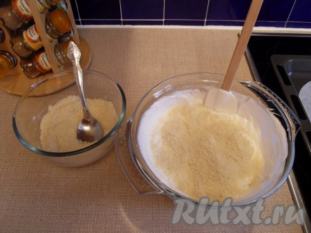 Смешать миндальную муку с крахмалом и добавить эту смесь к белкам с сахаром. Все хорошо перемешать.