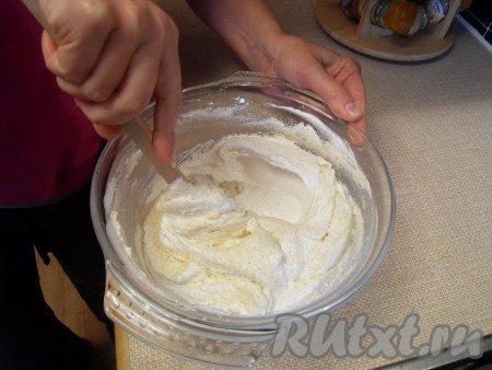 Смешать миндальную муку с крахмалом и добавить эту смесь к белкам с сахаром. Все хорошо перемешать.