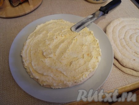 Промазать первый корж прослойкой, положить второй корж, промазать опять,