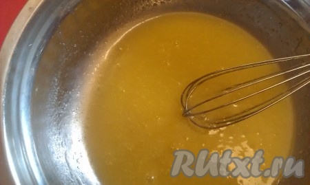 Сливочное масло растопите на водной бане или в микроволновке, вылейте в миску и хорошо смешайте миксером с сахарным песком и солью.
