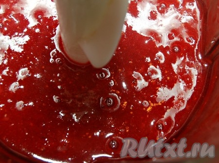 Пробить клубнику до состояния пюре. Если нет измельчителя, можно пробить клубнику в пюре с помощью погружного блендера.