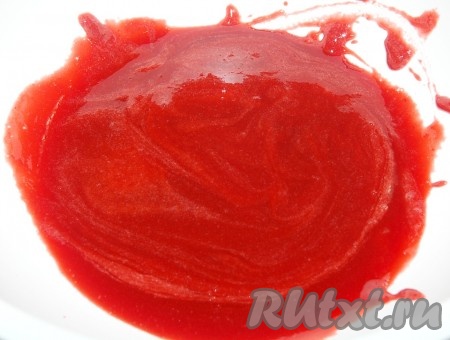 Вот такая однородная клубничная смесь получилась у меня в миске.