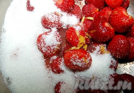 Затем всыпать сахар, перемешать.