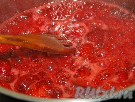 Продолжить варить на небольшом огне, иногда помешивая, примерно 5 минут (клубничное пюре должно слегка загустеть).