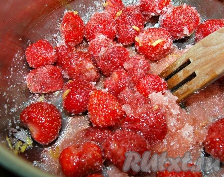 Поставить кастрюлю на средний огонь, довести до кипения, периодически перемешивая.