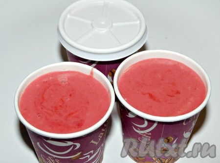 Полученную смесь разлить по стаканчикам или перелить в контейнер. Затем убрать в морозилку.