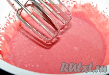 Взбить клубнично-йогуртовую массу миксером до пышного состояния. Попробовать взбитую массу на вкус, если она покажется вам чересчур сладкой, можно добавить по вкусу лимонный сок и ещё раз взбить.