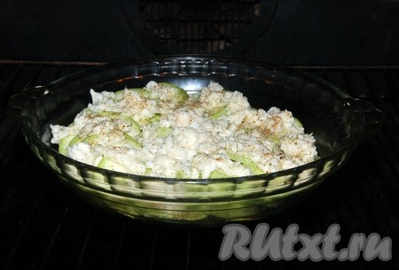 Отправить форму с кабачками и моцареллой в заранее нагретую до 200 градусов духовку.
