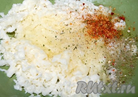 Сыр моцареллу натереть на терке, добавить соль, перец, специи и перемешать.