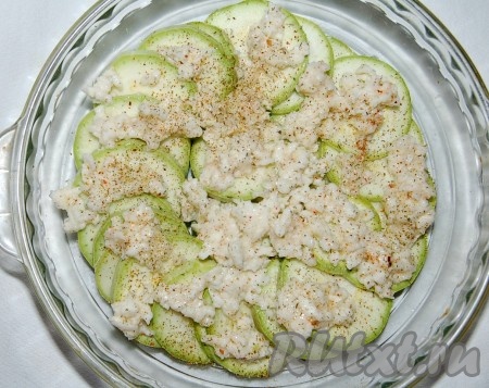 Готовую смесь из моцареллы разместить сверху кабачков.
