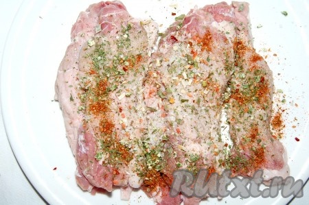 Свиную корейку (я брала корейку без косточки) нарезать на кусочки толщиной 1-1,5 см. Тоньше не нужно нарезать, так как после отбивания мясо станет ещё тоньше. Отбить кусочки мяса кулинарным молоточком. Затем нужно приготовить смесь из соли, перца и специй и этой смесью натереть свиные отбивные с двух сторон.