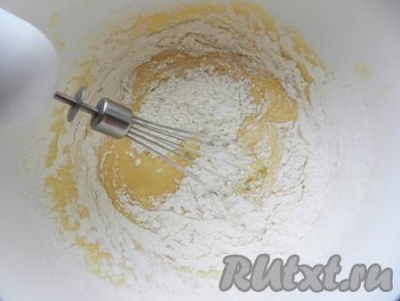 Постепенно всыпать муку с разрыхлителем и замесить густое тесто.
