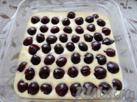 Черешню очистить от косточек и выложить на тесто, немного вдавливая ягоды. Выпекать пирог с черешней в разогретой до 180 градусов духовке 30-35 минут. Готовность проверять сухой деревянной шпажкой.
