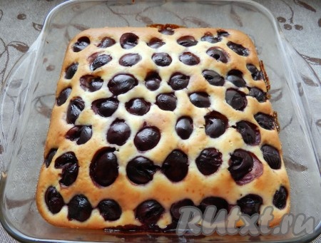 Готовый пирог&nbsp; немного остудить, посыпать сахарной пудрой, нарезать и подавать.
