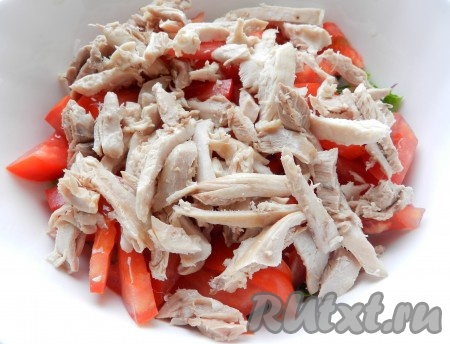 Куриное мясо нарезать или разделить руками.