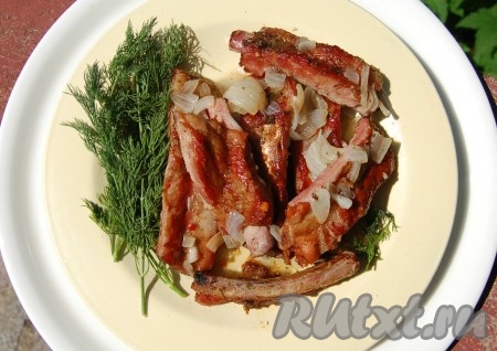 Переложить на тарелку и подавать на стол. Есть тушеные копченые ребрышки только в горячем виде. Отдельно подать гарнир.
