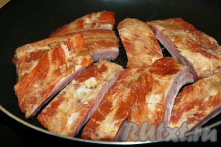 Налить в сковороду растительное масло и обжарить ребрышки с двух сторон до нужной румяности.