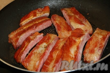 Налить в сковороду растительное масло и обжарить ребрышки с двух сторон до нужной румяности.