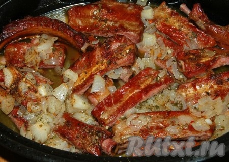 Отправить жаровню в заранее нагретую до 200 градусов духовку и тушить копченые ребрышки, примерно в течение 1 часа. Затем вытащить жаровню из духовки. Вкуснейшие, очень ароматные копченые ребрышки готовы.
