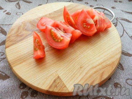 Помидоры нарезать дольками.