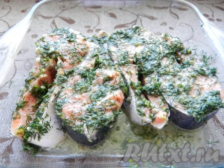 Красную рыбу очистить от чешуи и плавников, разрезать на порционные куски - стейки. Залить маринадом и оставить на 30 минут в прохладном месте. Духовку разогреть до 200 градусов, форель выложить на противень или в форму для запекания и запечь в течение 20-30 минут до готовности.
