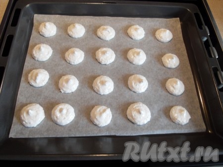 Выложить массу в кондитерский мешок с круглой насадкой диаметром 1 см. Отсадить безе на пекарскую бумагу на небольшом расстоянии друг от друга. Во время выпекания безе немного увеличится в объёме.