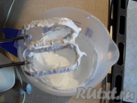 Заранее поставить духовку на разогрев до 140 градусов. Отделить белки от желтков. Желтки в этом рецете не понадобяся. Белки поместить в чистую, абсолютно сухую посуду. Начать взбивать белки на низких оборотах миксера, а затем следует постепенно увеличивать скорость до средней. Как только белки начнут превращаться в пену, пора добавлять сахар. Установить скорость миксера на максимум и начинать подсыпать по столовой ложке сахара (взбивать не прекращаем). В целом на взбивание у вас может уйти, примерно, 7-10 минут. В итоге должна получиться воздушная, пышная, гладкая, густая и плотная белковая масса.