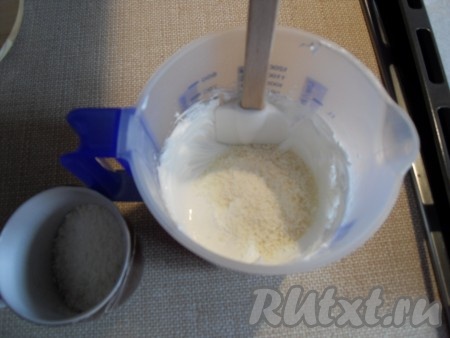 Круговыми движениями с помощь лопатки вмешать кокосовую стружку в белковую массу.