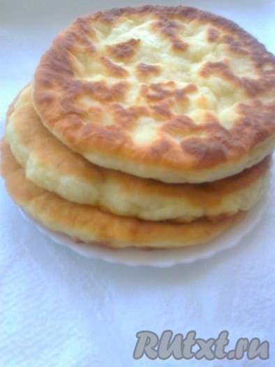 Их можно наколоть вилкой, чтобы тесто сильно не вздувалось. Сковороду с растительным маслом нагреть. Растительное масло для жарки должно покрывать сковороду тонким слоем. Огонь уменьшить (чуть меньше среднего) и жарить&nbsp; в растительном масле с обеих сторон по 2 минуты до зарумянивания (или под крышкой на маленьком огне по 3 минуты).
