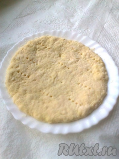 Формируем скалкой или руками 3 кружка толщиной около  0,5-0,7 см. 