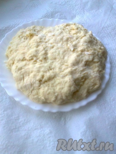 Добавляем муку, чтобы получилось мягкое тесто (мягче, чем на пельмени). Чем мягче тесто, тем пышнее паляницы.
