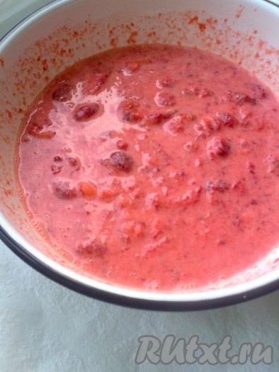 Добавить сахар и сметану, перемешать.