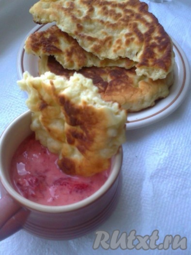 Макать паляницу в клубничное пюре (мачанку)
