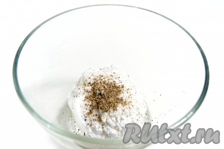 Добавила в творог натёртый чеснок, соль, перец.
