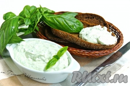 Творог с базиликом и чесноком