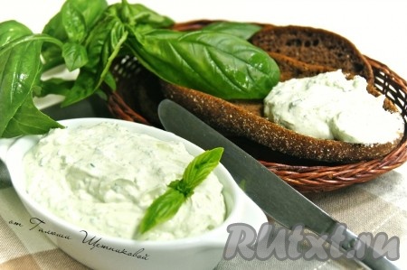 Творог, смешанный с базиликом и чесноком, получился ароматным, вкусным и ещё более полезным. Эта простая закуска станет прекрасным дополнением ко многим блюдам!