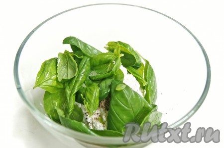 Базилик помыла, обсушила, отделила листики от стеблей, выложила к творогу с чесноком и специями, а затем измельчила творожную массу при помощи погружного блендера до однородности.