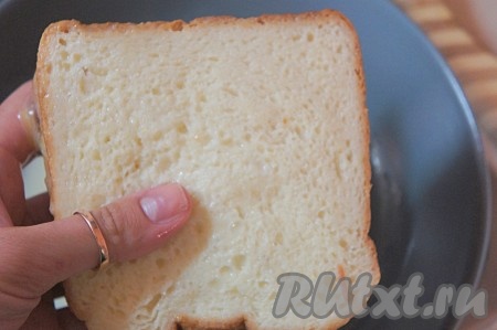 На сковороде разогреваем растительное и сливочное масло. В отдельной миске взбиваем вилкой яйцо, добавляем молоко и ещё немного взбиваем. Быстро (!) обмакиваем каждый бутерброд в яично-молочную смесь с двух сторон.