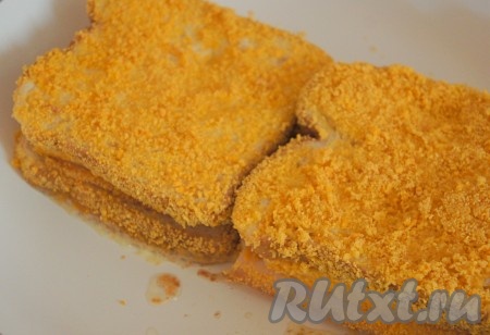 Обжариваем бутерброды на сковороде на разогретом масле с двух сторон до золотистой корочки. Выкладываем горячие бутерброды на бумажные полотенца, чтобы удалить излишки масла.
