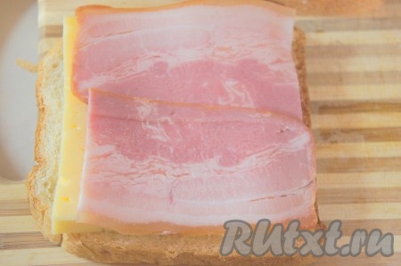 Добавляем грудинку и накрываем каждый бутерброд кусочком хлеба сверху.