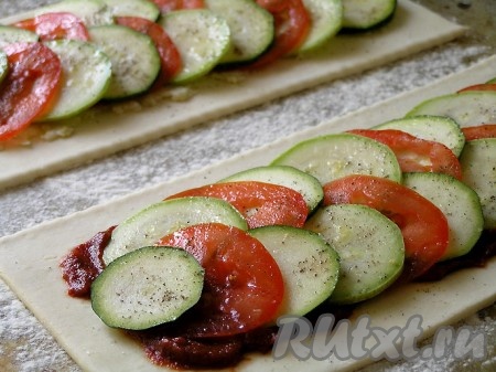 Посолить слойки с овощами, поперчить, сбрызнуть маслом. Выпекать около 20-25 минут до румяности при 180 градусов.
