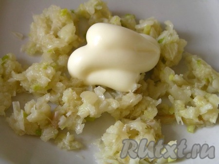 Для приготовления чесночной пасты чеснок разобрать на зубчики, очистить. В кастрюльку налить молоко, добавить зубчики чеснока, соль и сахар, варить 10 минут. Затем чеснок вынуть, положить в чашу блендера и измельчить, добавить домашний майонез, перемешать.
