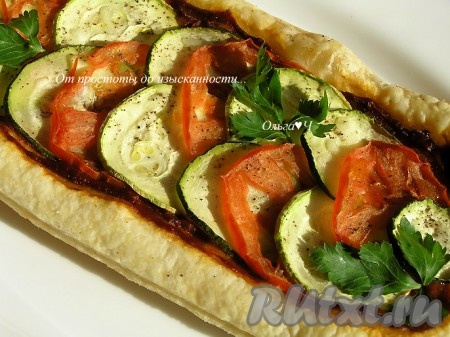 Украсить слойки с овощами петрушкой и подавать. Приятного аппетита!
